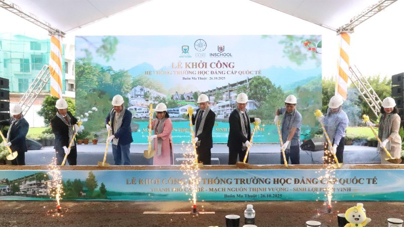 Các đại biểu động thể khởi công hệ thống trường học tiêu chuẩn quốc tế tại khu đô thị Thành phố Cà-phê thuộc phường Buôn Ma Thuột, tỉnh Đắk Lắk.