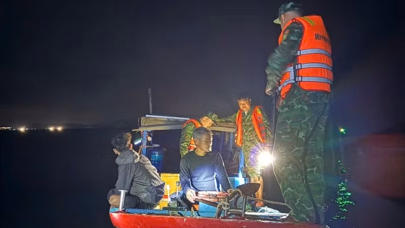 Tổ tuần tra của Đồn Biên phòng An Hải phát hiện tàu cá do anh Tiệm điều khiển tàng trữ kích điện tự chế.