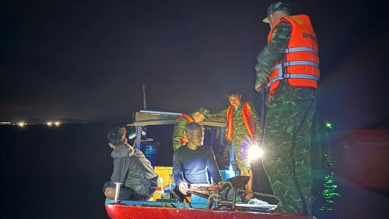 Tổ tuần tra của Đồn Biên phòng An Hải phát hiện tàu cá do anh Tiệm điều khiển tàng trữ kích điện tự chế.