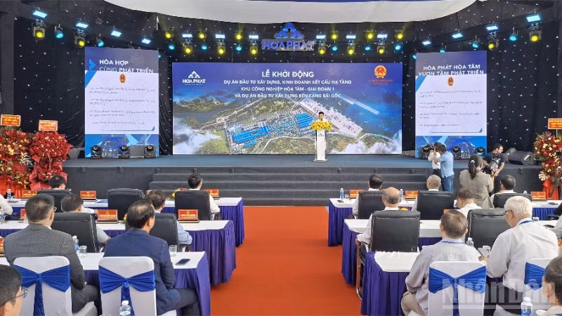Quang cảnh lễ khởi công Dự án Đầu tư xây dựng và kinh doanh kết cấu hạ tầng Khu công nghiệp Hòa Tâm-giai đoạn 1 và Dự án đầu tư xây dựng Bến cảng Bãi Gốc.
