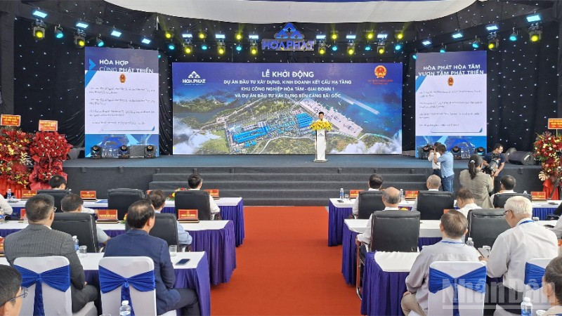 Quang cảnh lễ khởi công Dự án Đầu tư xây dựng và kinh doanh kết cấu hạ tầng Khu công nghiệp Hòa Tâm-giai đoạn 1 và Dự án đầu tư xây dựng Bến cảng Bãi Gốc.