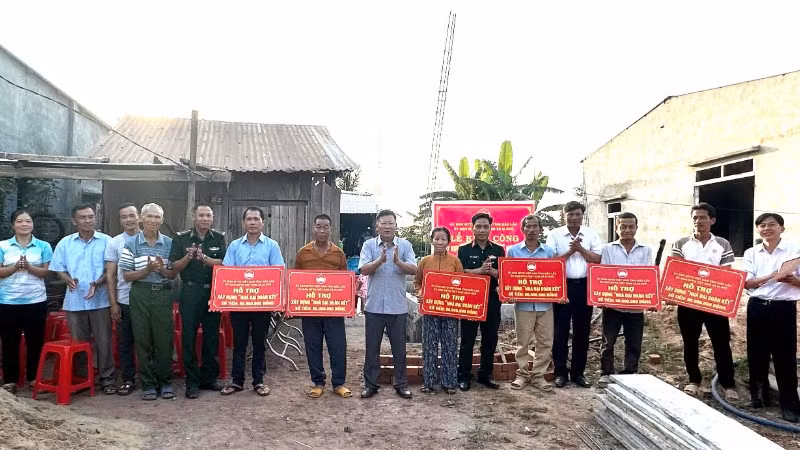 Chủ tịch Ủy ban nhân dân xã Ia Rvê Nguyễn Văn Hoa trao kinh phí hỗ trợ cho 6 gia đình.