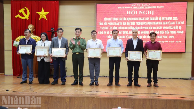 Các tập thể ở Đắk Lắk được Bộ trưởng Công an tặng Bằng khen có thành tích xuất sắc trong phong trào toàn dân bảo vệ an ninh Tổ quốc năm 2025.
