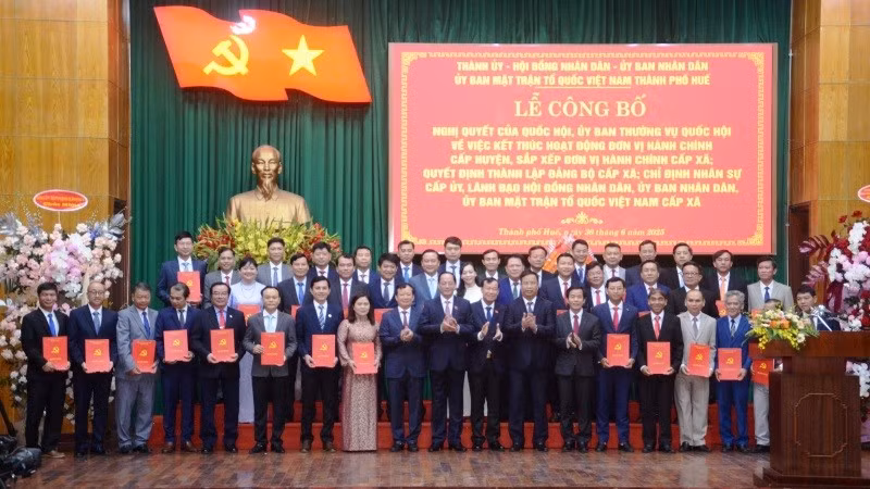 Phó Chủ tịch Quốc hội Trần Quang Phương cùng lãnh đạo thành phố chúc mừng Bí thư Đảng ủy các xã, phường mới sau sắp xếp.