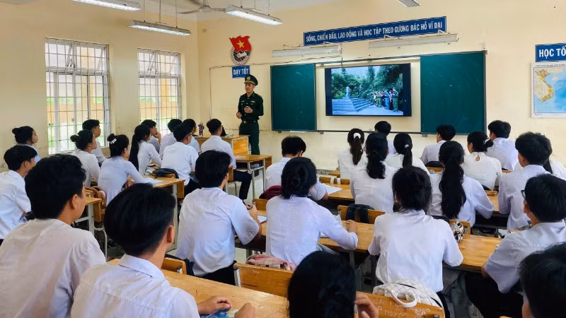 Cán bộ Đồn Biên phòng Xuân Đài tuyên truyền Luật Biên phòng Việt Nam cho học sinh Trường trung học cơ sở và trung học phổ thông Nguyễn Khuyến. 