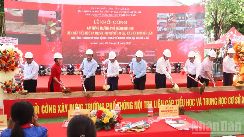 Phó Thủ tướng Mai Văn Chính và các đại biểu động thổ khởi công Trường phổ thông nội trú liên cấp tiểu học và trung học cơ sở Ia Rvê.