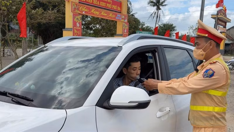 Lực lượng Cảnh sát giao thông, Công an tỉnh Đắk Lắk kiểm tra nồng độ cồn người điều khiển ô tô trong dịp Tết Nguyên đán Bính Ngọ 2026.
