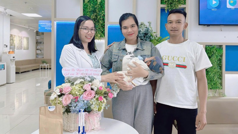 Gia đình chị H'Niu ở phường Tân Lập, tỉnh Đắk Lắk chụp ảnh cùng bác sĩ Phạm Thị Ngọc, điều trị chính trong chương trình Ươm mầm hạnh phúc 2025.