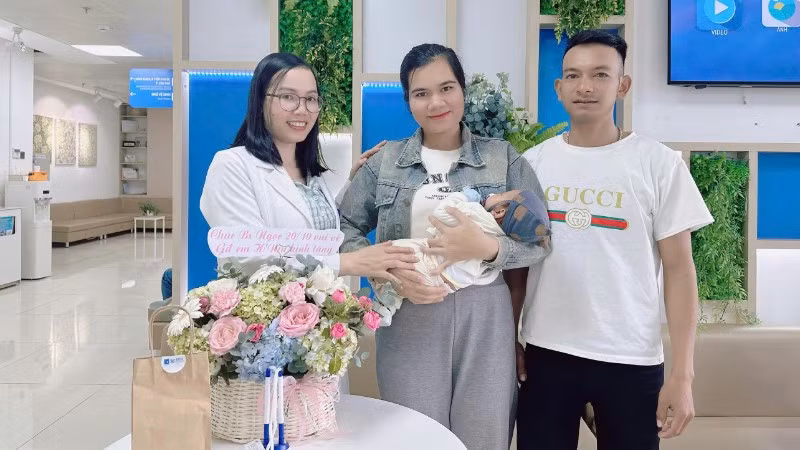 Gia đình chị H'Niu ở phường Tân Lập, tỉnh Đắk Lắk chụp ảnh cùng bác sĩ Phạm Thị Ngọc, điều trị chính trong chương trình Ươm mầm hạnh phúc 2025.