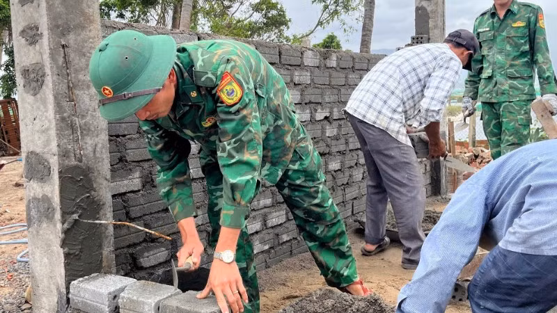 Cán bộ, chiến sĩ Đồn Biên phòng Xuân Hòa tham gia xây mới nhà ở cho gia đình chị Phạm Tôn Nữ Lệ Kiều.