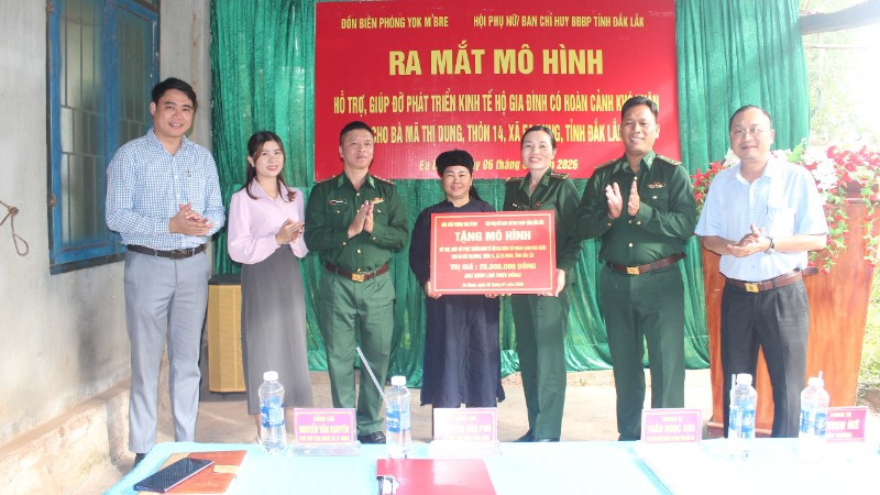 Đồn Biên phòng Yok M’bre và Hội Phụ nữ Ban Chỉ huy Bộ đội Biên phòng tỉnh trao mô hình “hỗ trợ, giúp đỡ phát triển kinh tế hộ gia đình có hoàn cảnh khó khăn” cho gia đình bà Mã Thị Dung tại thôn 14, xã Ea Bung.