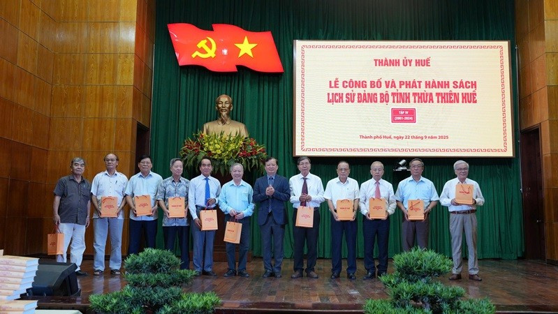 Đồng chí Bí thư Thành ủy Huế Lê Trường Lưu tặng tập sách cho các đồng chí lãnh đạo thành phố qua các thời kỳ. (Ảnh: Đ.Quang)