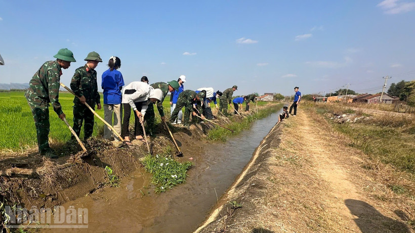 Cán bộ, chiến sĩ Ban Chỉ huy phòng thủ khu vực 3 - Ea Súp và đoàn viên, thanh niên xã Ea Rốk nạo vét kênh mương.