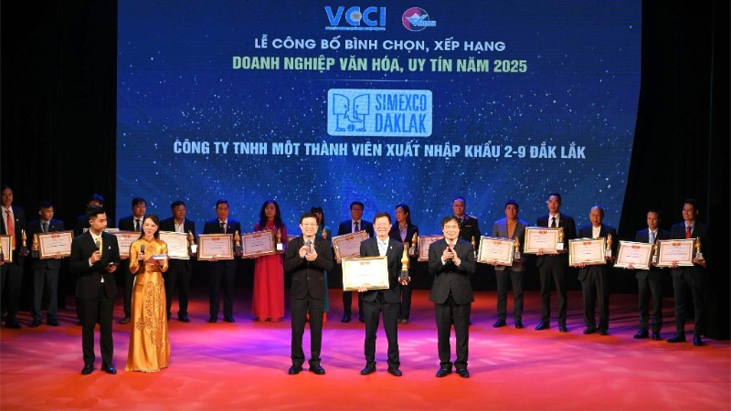Ban tổ chức chương trình trao giải thưởng Doanh nghiệp Văn hóa, uy tín năm 2025 cho đại diện lãnh đạo Simexco Daklak.