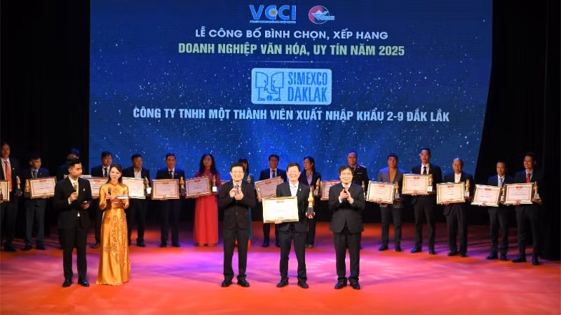 Ban tổ chức chương trình trao giải thưởng Doanh nghiệp Văn hóa, uy tín năm 2025 cho đại diện lãnh đạo Simexco Daklak.