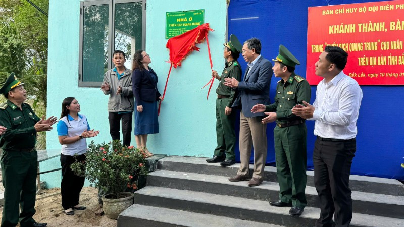 Thiếu tướng Vũ Quốc Ân, Phó Chính ủy Bộ đội Biên phòng cùng đại diện chính quyền địa phương kéo băng khánh thành nhà ở tặng gia đình ông Huỳnh Ngọc Thuyền, trú tại thôn Hiệp Đồng, xã Hòa Xuân.