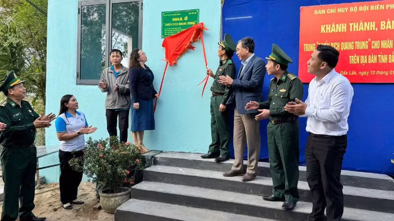 Thiếu tướng Vũ Quốc Ân, Phó Chính ủy Bộ đội Biên phòng cùng đại diện chính quyền địa phương kéo băng khánh thành nhà ở tặng gia đình ông Huỳnh Ngọc Thuyền, trú tại thôn Hiệp Đồng, xã Hòa Xuân.