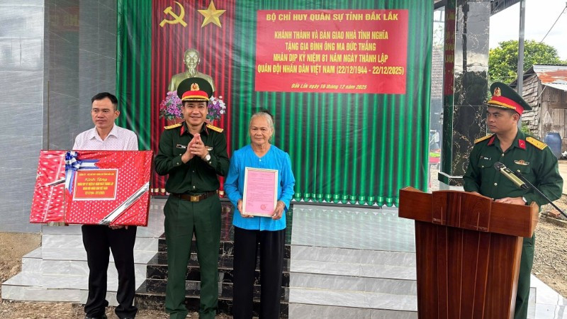 Đại tá Ksơr Lành, Phó Chính ủy Bộ Chỉ huy Quân sự tỉnh Đắk Lắk trao quyết định bàn giao nhà tình nghĩa và tặng quà cho gia đình ông Ma Đức Thắng.