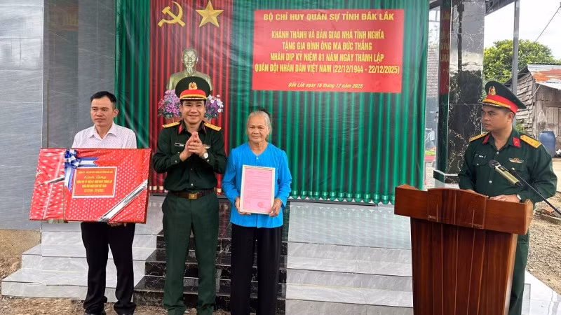 Đại tá Ksơr Lành, Phó Chính ủy Bộ Chỉ huy Quân sự tỉnh Đắk Lắk trao quyết định bàn giao nhà tình nghĩa và tặng quà cho gia đình ông Ma Đức Thắng.