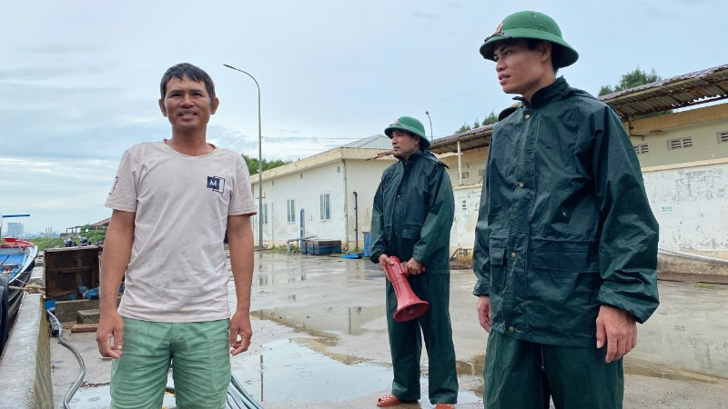 Cán bộ, chiến sĩ Đồn Biên phòng Tuy Hòa tuyên truyền, vận động nhân dân chằng chống nhà cửa, neo đậu tàu thuyền an toàn.