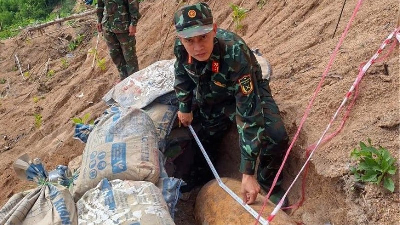 Lực lượng công binh Bộ Chỉ huy quân sự tỉnh Đắk Lắk kiểm tra thông số quả bom 750 -LB GP M117 trước khi hủy nổ. (Ảnh: Phan Diệm)