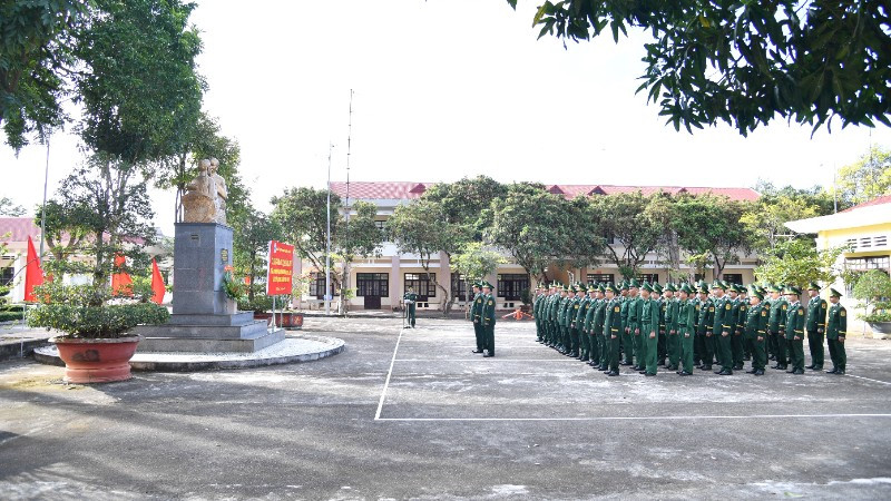 Cán bộ, chiến sĩ Ban Chỉ huy Bộ đội Biên phòng tỉnh Đắk Lắk dâng hoa Chủ tịch Hồ Chí Minh.