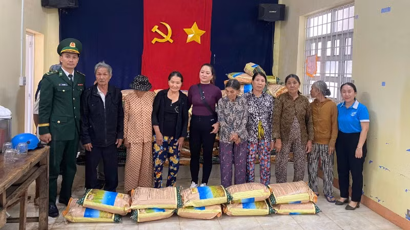 Cán bộ, chiến sĩ Đồn Biên phòng Xuân Đài trao lúa giống cho bà con nhân dân.