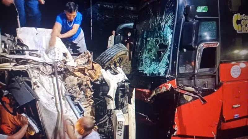 Người dân địa phương phá cửa xe đưa 2 nạn nhân trên xe tải ra ngoài đưa đi cấp cứu.