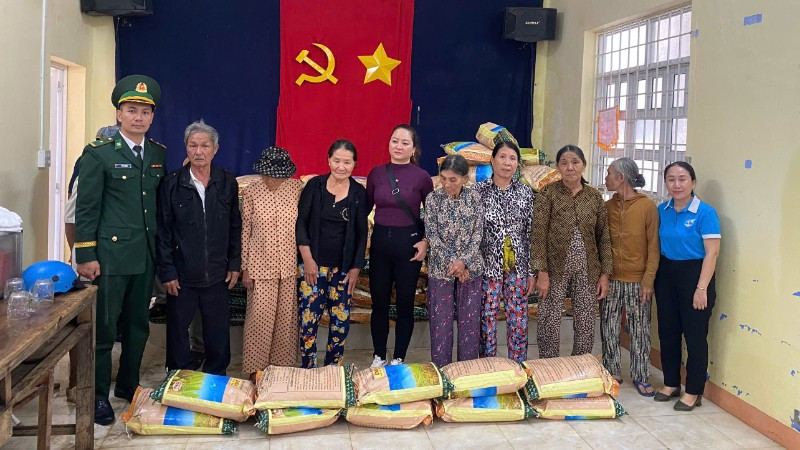 Cán bộ, chiến sĩ Đồn Biên phòng Xuân Đài trao lúa giống cho bà con nhân dân.