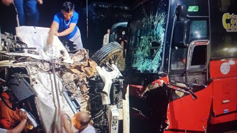 Người dân địa phương phá cửa xe đưa 2 nạn nhân trên xe tải ra ngoài đưa đi cấp cứu.