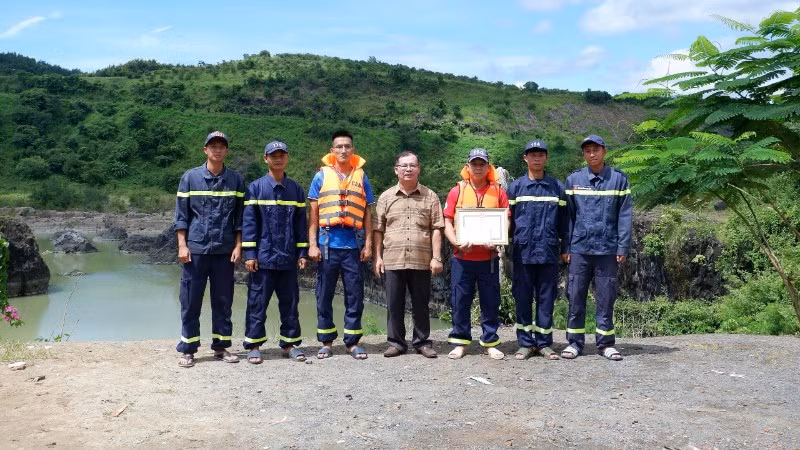 Phó Bí thư Đảng ủy, Chủ tịch Ủy ban nhân dân xã Ea Wer Nguyễn Hữu Truyền trao Giấy khen của Ủy ban nhân dân xã tặng lực lượng cảnh sát phòng cháy chữa cháy và cứu nạn, cứu hộ đã nỗ lực tham gia cứu hộ.