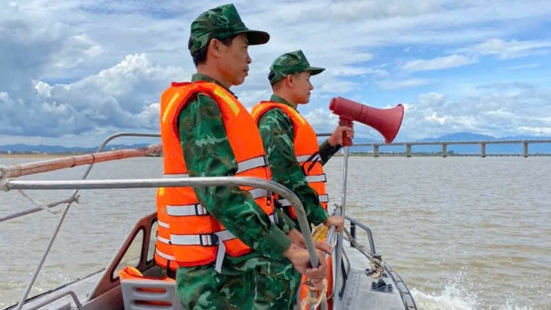 Cán bộ, chiến sĩ Đồn Biên phòng Tuy Hòa tuyên truyền, hướng dẫn người dân các biện pháp phòng tránh bão số 6.