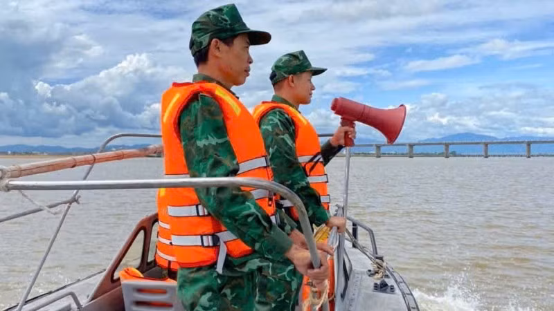 Cán bộ, chiến sĩ Đồn Biên phòng Tuy Hòa tuyên truyền, hướng dẫn người dân các biện pháp phòng tránh bão số 6.