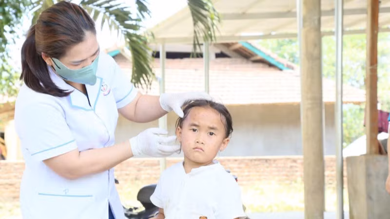 Cán bộ Trạm Y tế xã Ea Riêng theo dõi tình trạng sức khỏe trẻ mắc bệnh thủy đậu. (Ảnh: Bảo Trọng)