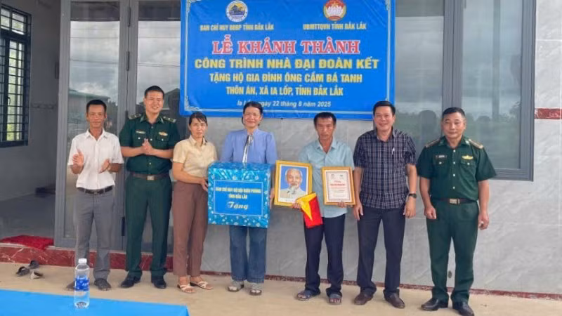 Đại diện Đồn Biên phòng Ea H’leo và chính quyền địa phương trao Nhà “Đại đoàn kết” tặng gia đình ông Cầm Bá Tanh.