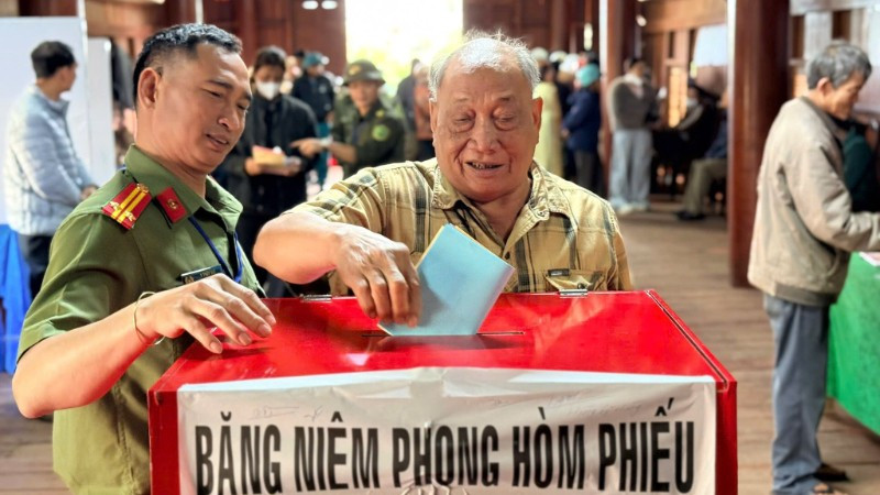 Cử tri phường Buôn Hồ bỏ phiếu thực hiện quyền công dân của mình.