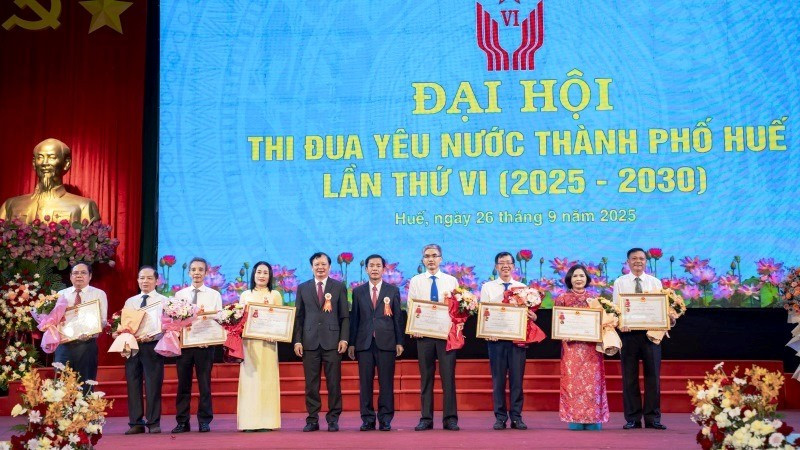 Các tập thể, cá nhân đón nhận Huân chương Lao động hạng Nhì và hạng Ba của Chủ tịch nước phong tặng.