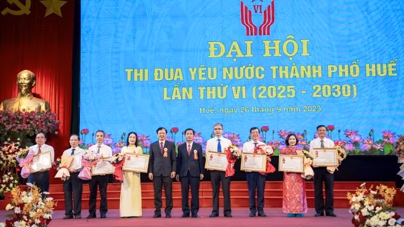 Các tập thể, cá nhân đón nhận Huân chương Lao động hạng Nhì và hạng Ba của Chủ tịch nước phong tặng.