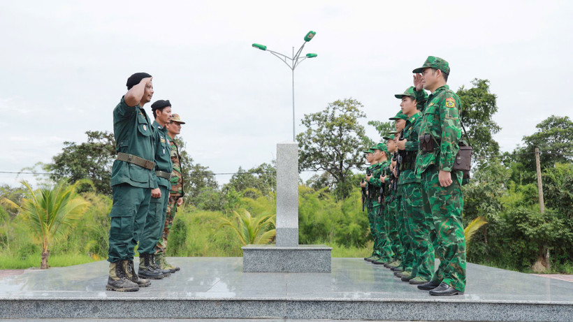 Cán bộ, chiến sĩ hai lực lượng Đồn Biên phòng Cửa khẩu Đắk Ruê (Ban Chỉ huy Bộ đội Biên phòng tỉnh Đắk Lắk) và lực lượng bảo vệ biên giới tỉnh Mondulkiri (Campuchia) gồm Đồn Cảnh sát bảo vệ biên giới bộ Ô Rô (Ty Công an tỉnh Mondulkiri) và Trung đội 2 (Tiểu khu Quân sự Mondulkiri) thực hiện nghi thức chào cột mốc.