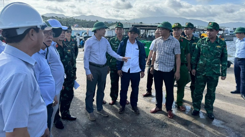 Chủ tịch Ủy ban nhân dân tỉnh Đắk Lắk Tạ Anh Tuấn và đoàn công tác kiểm tra công tác phòng chống bão số 13 tại Cảng cá Dân Phước (Phường Sông Cầu).
