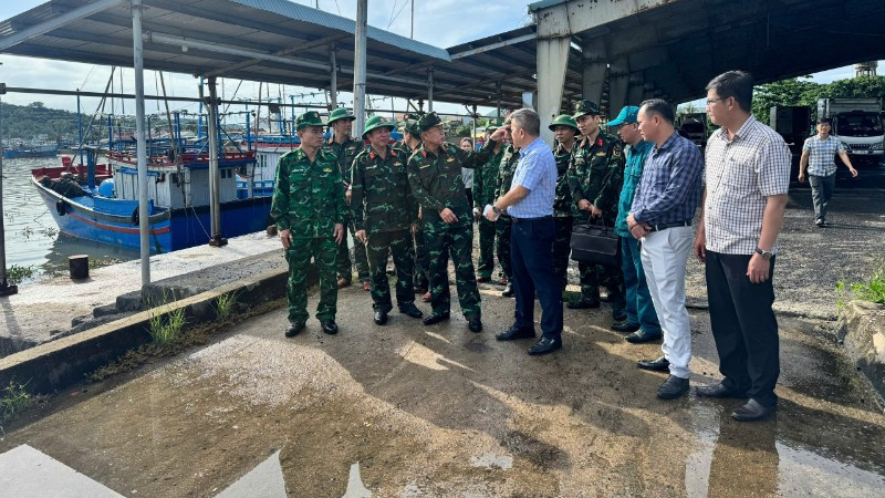 Đoàn công tác Quân khu 5 kiểm tra công tác ứng phó bão số 13 tại cảng cá Tiên Châu, xã Tuy An Đông, tỉnh Đắk Lắk. (Ảnh: THÙY DUNG)