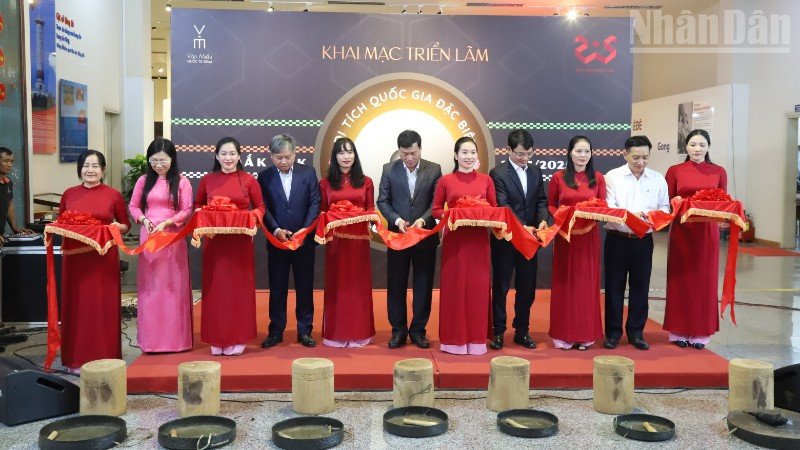 Các đại biểu cắt băng khai mạc triển lãm.