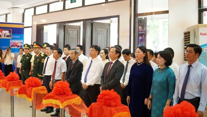 Lãnh đạo thành phố Huế và các ban, ngành tham dự và cắt băng khai mạc triển lãm.