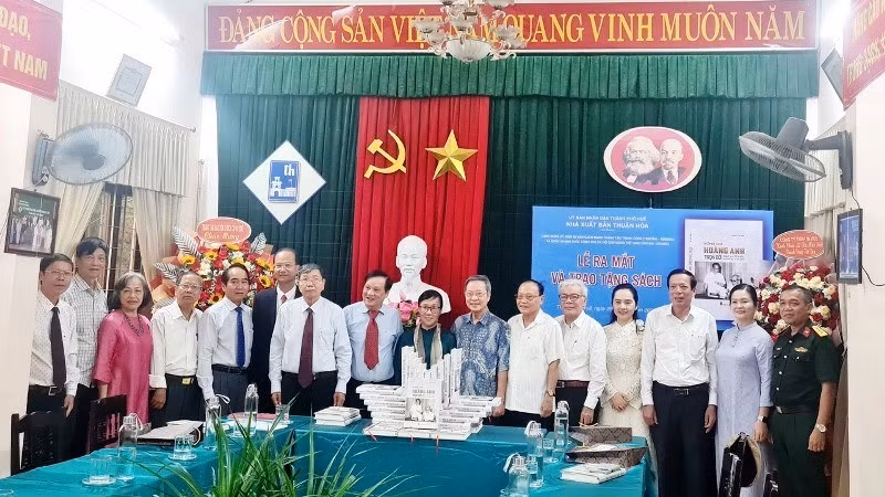 Các đồng chí nguyên lãnh đạo tỉnh Thừa Thiên Huế (nay là thành phố Huế) tham dự tại buổi ra mắt sách và trao tặng sách.