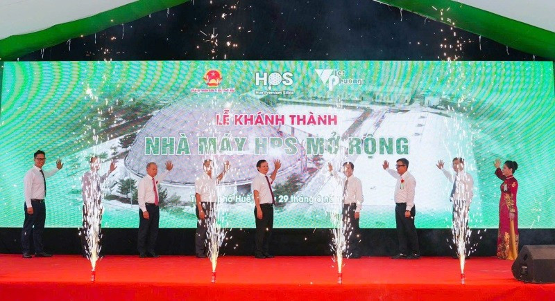 Các đại biểu thực hiện nghi thức ấn nút khánh thành Dự án nhà máy Huế Premium Silica.