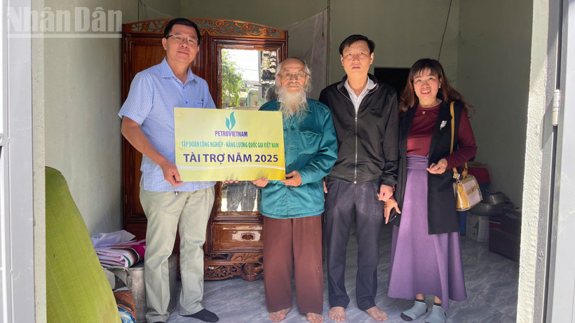 Được sự ủy quyền của lãnh đạo Báo Nhân Dân và PetroVietnam, nhà báo Nguyễn Công Lý, Trưởng văn phòng đại diện Báo Nhân Dân tại Đắk Lắk trao tặng nhà Đại đoàn kết cho hộ ông Hộ ông Nguyễn Như Ý, ở thôn 4, xã M’Drắk.