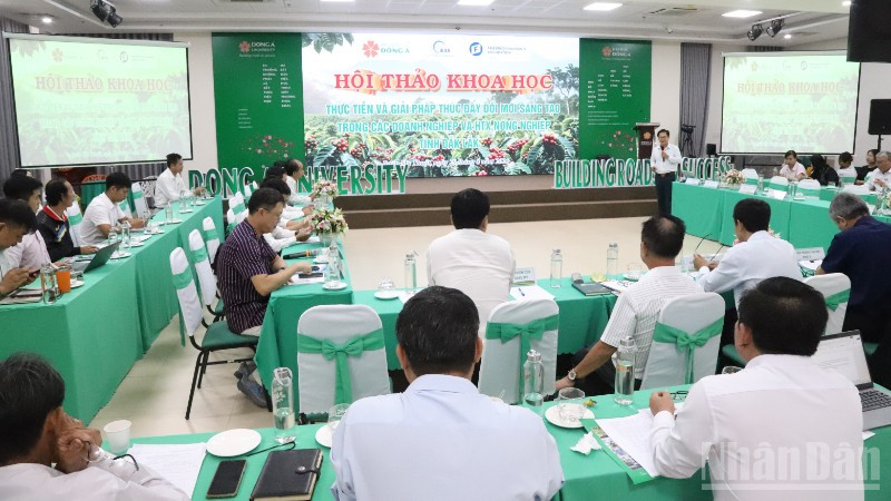 Quanh cảnh hội thảo.