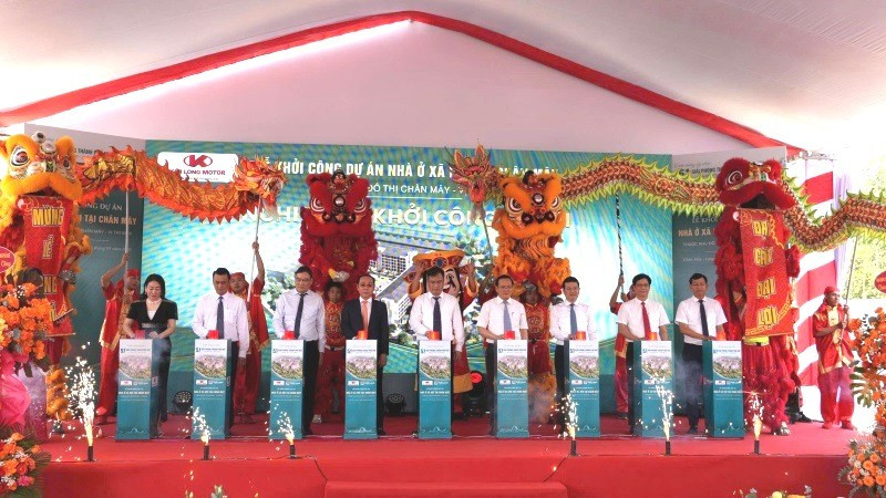 Lãnh đạo thành phố cùng các đại biểu thực hiện nghi thức khởi công.