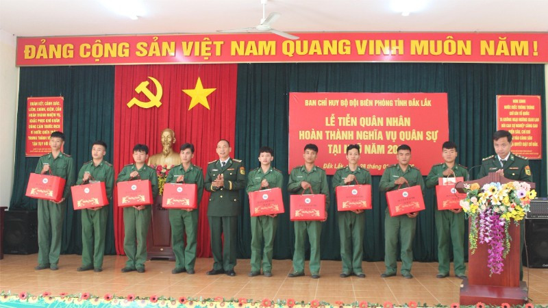 Đại tá Nguyễn Công Tuấn trao quà tặng các quân nhân hoàn thành nghĩa vụ quân sự.