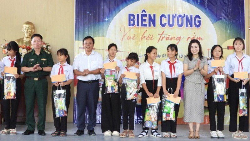 Đại tá Đỗ Quang Thấm, Chính ủy Bộ đội Biên phòng tỉnh Đắk Lắk và đại diện các đơn vị tặng quà Trung thu cho các cháu học sinh xã biên giới Ia Rvê.